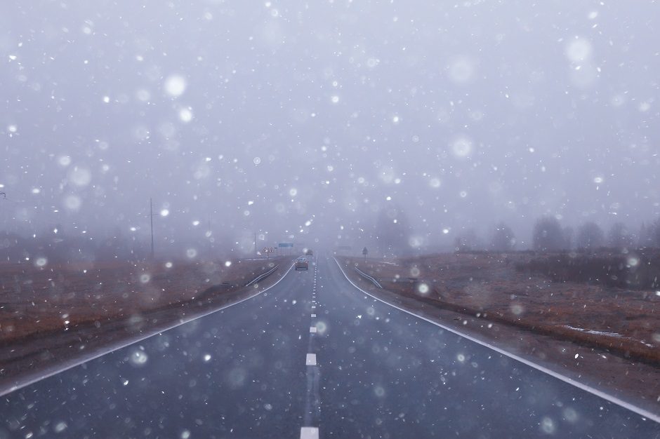 Dalis  kelių – slidūs, naktį eismo sąlygas sunkins lietus