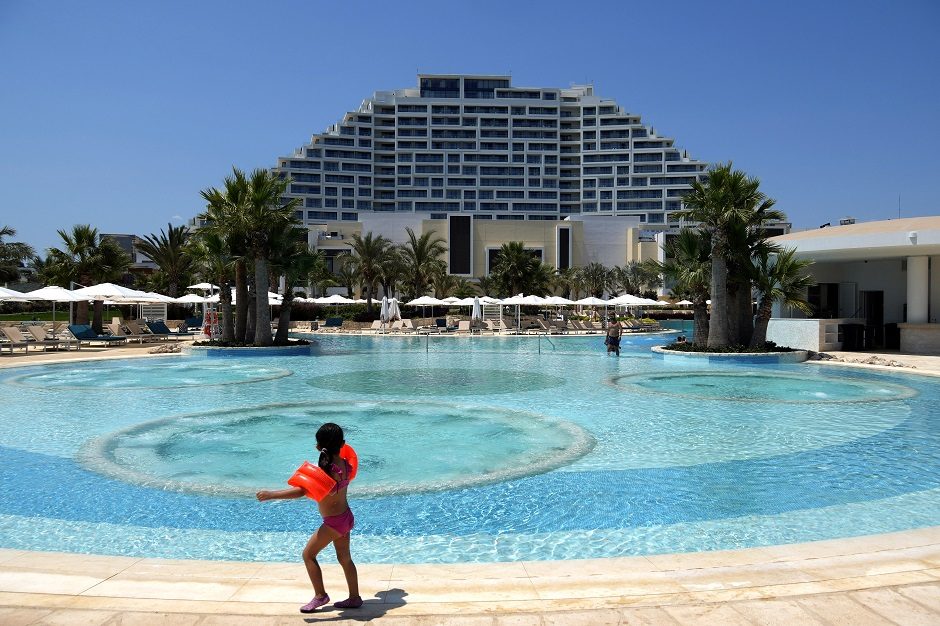 Kipre atidaryti didžiausi Europoje lošimo namai: tilps 300 000 išlaidaujančių turistų
