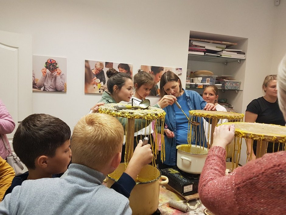 Į nemokamus kūrybinius užsiėmimus kviečia vaikus iš Ukrainos, senjorus ir socialinius darbuotojus