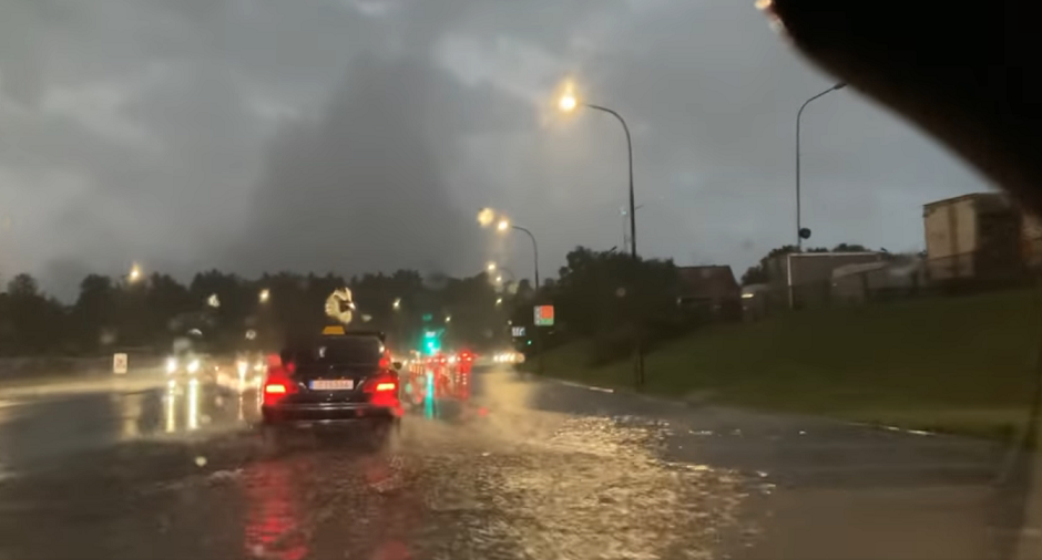Pietrytiniuose šalies rajonuose susiformavę aktyvūs audros židiniai: Vilniaus gatvės skęsta