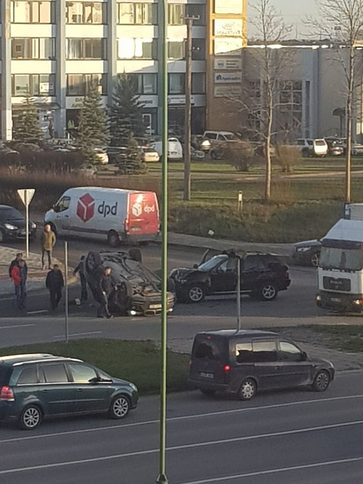 Po mašinų susidūrimo Klaipėdoje apsivertė BMW