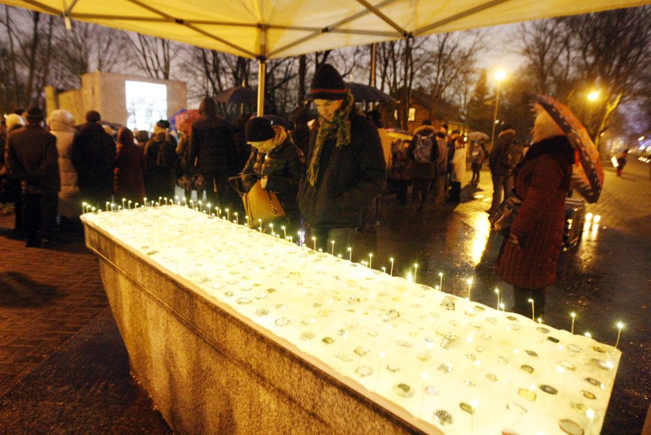 Klaipėdos Skulptūrų parke laikrodžiai priminė mirusiuosius