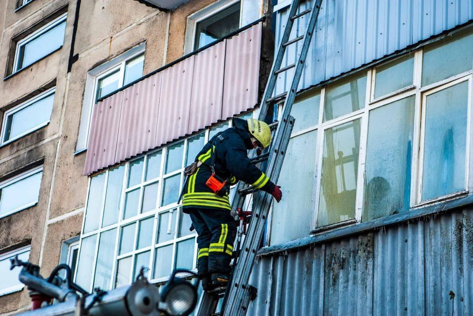 Rūkoriaus aplaidumas vos neprišaukė nelaimės: sulėkė gausios ugniagesių pajėgos