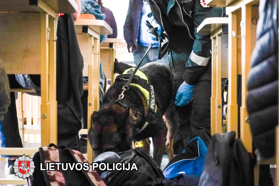 Pareigūnai su šunimis tikrino, ką mokiniai nešasi į mokyklą – rado narkotikų