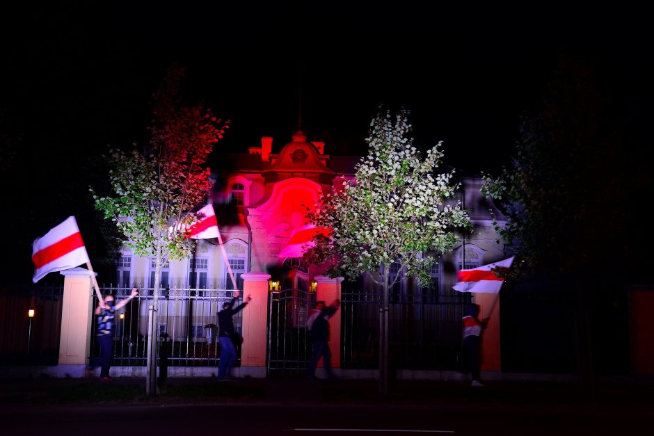Baltarusijos ambasadai palaikymo akcija nepatiko: liepė išjungti šviesas