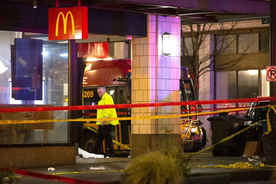 JAV per šaudynes prie „McDonald’s“ žuvo moteris, peršautas vaikas
