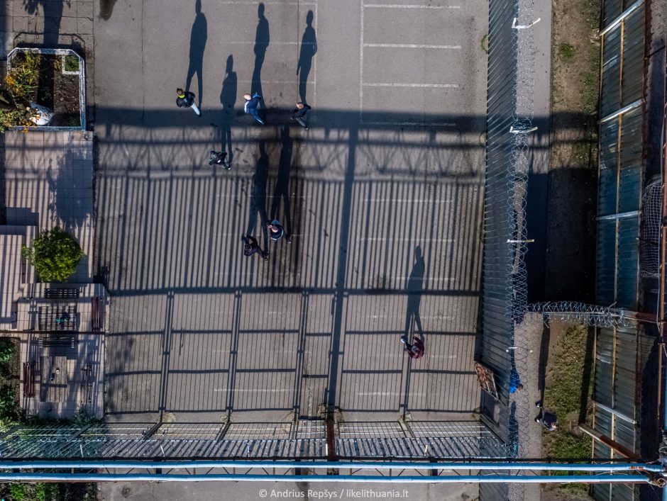 Unikalus projektas: fotografas dronu įamžino kalėjimų kiemus