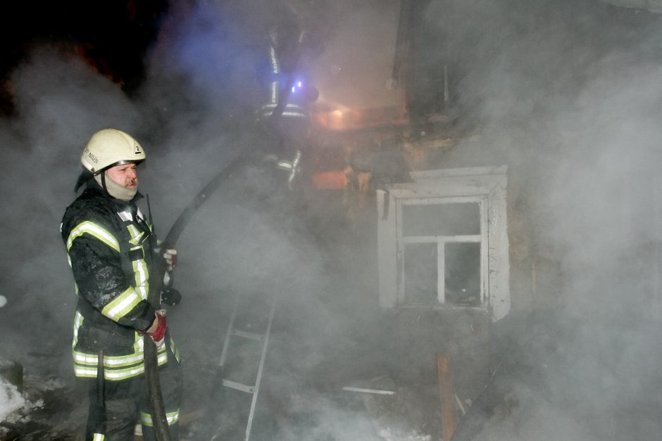 Kūčių vakarą kilo gaisras: sudegė namas ir žuvo jaunas vyras