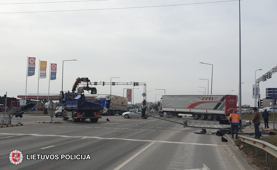 Autokrano vairuotojas Trakų Vokėje nuskynė šviesoforą