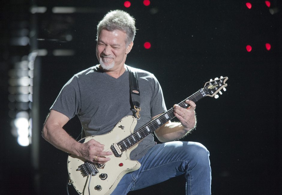 Po ilgos kovos su vėžiu mirė roko legenda E. Van Halenas