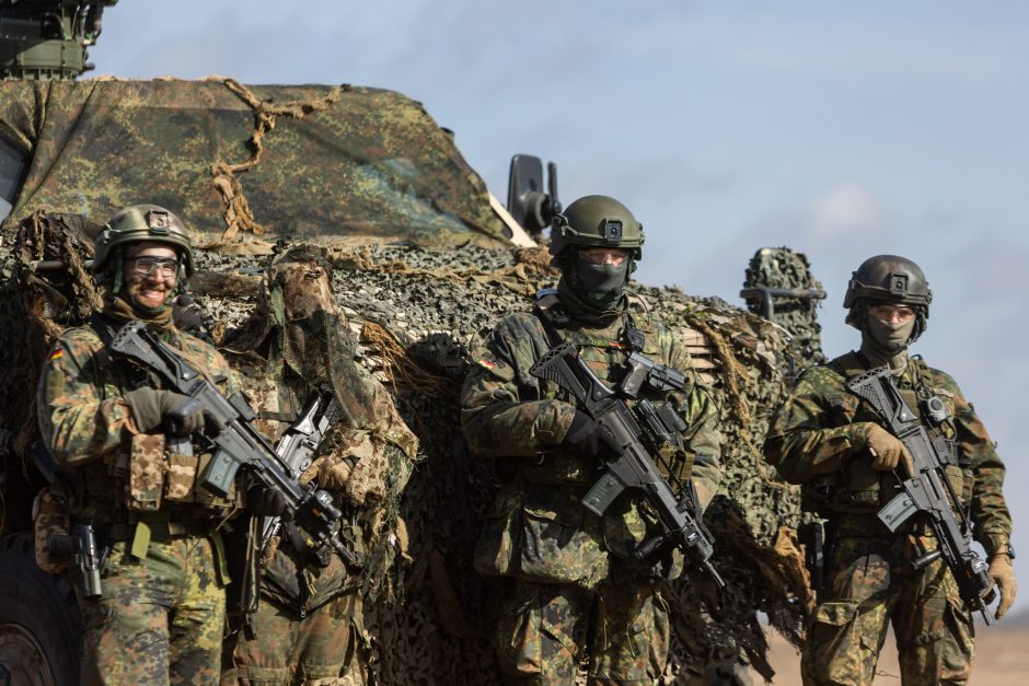 Lietuvai tikintis NATO brigadų, Aljanso ministrai tarsis dėl rytinio sparno gynybos