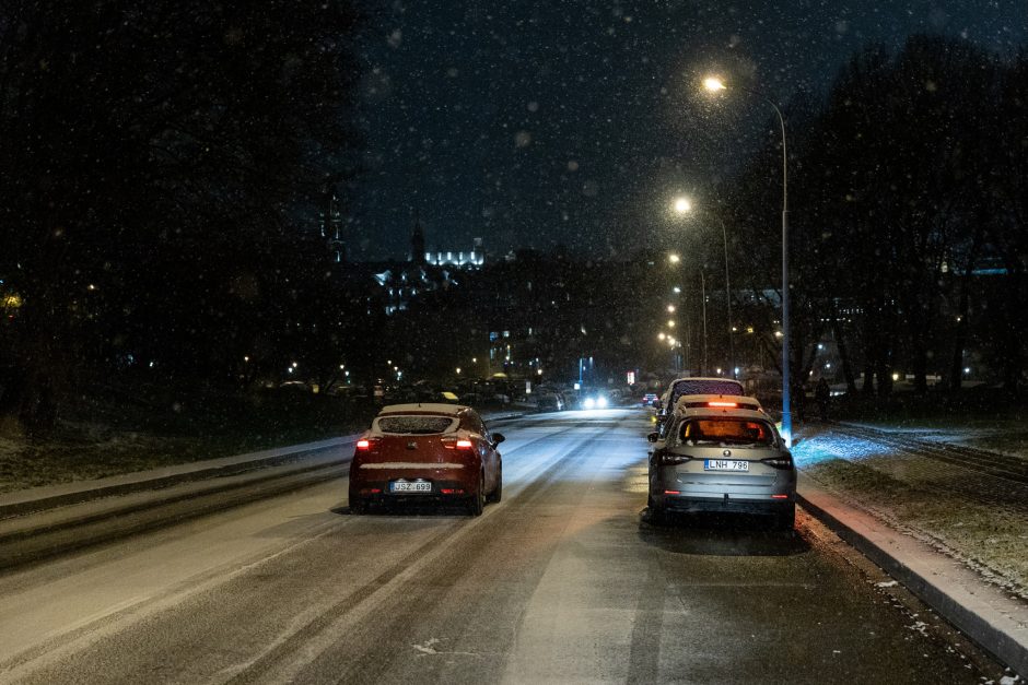 Kelininkai įspėja: rajoniniuose keliuose slidu, naktį eismo sąlygas sunkins plikledis