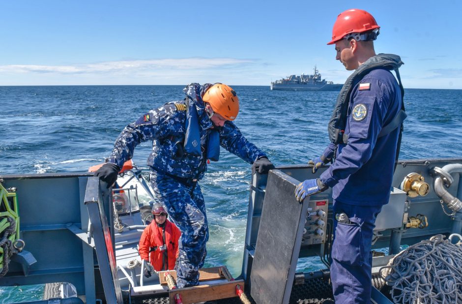 Baltijos jūroje vykstančioje operacijoje aptiktos minos, raketa ir nuskendęs laivas