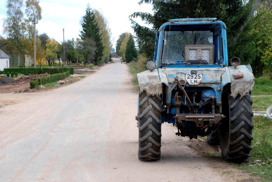 Širvintų rajone apvirto traktorius: žuvo jį vairavusi moteris