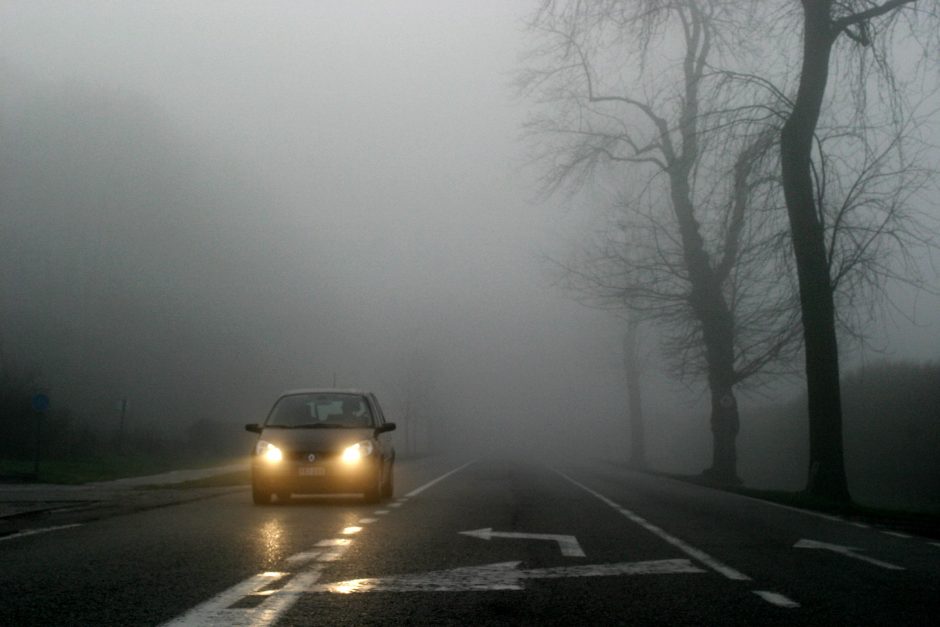 Įspėja: eismo sąlygas, ypač Kauno apskrityje, sunkina rūkas