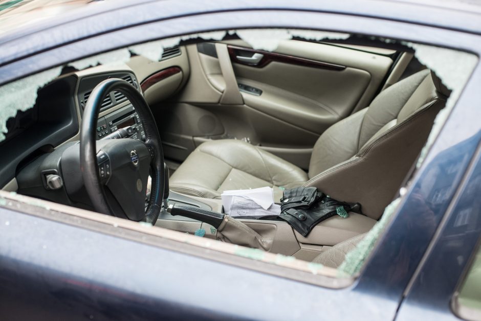 Incidentas Klaipėdoje: automobilio langą peršovė pistoletu