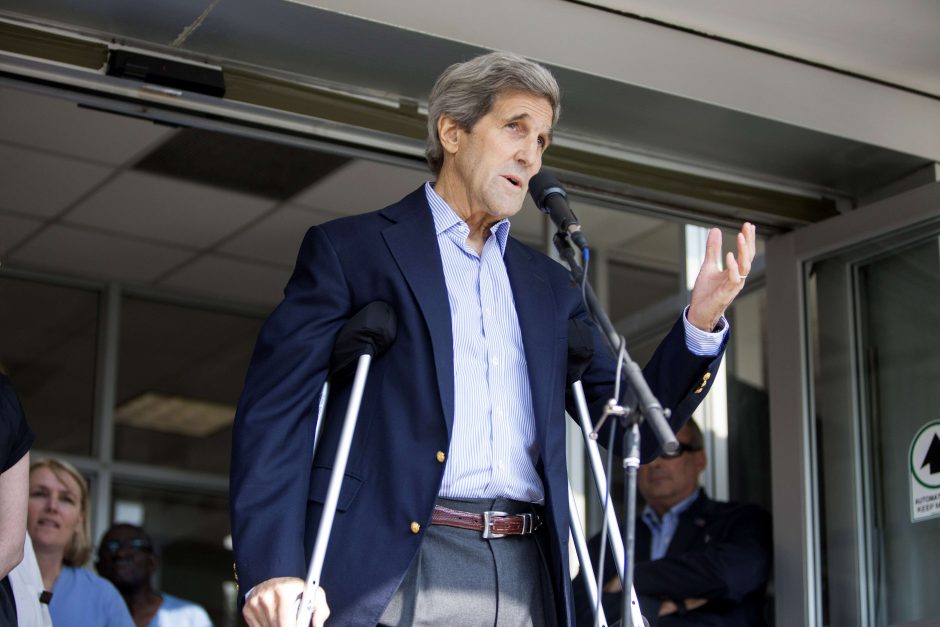 Koją susilaužęs JAV diplomatijos vadovas J. Kerry vartoja tik paracetamolį