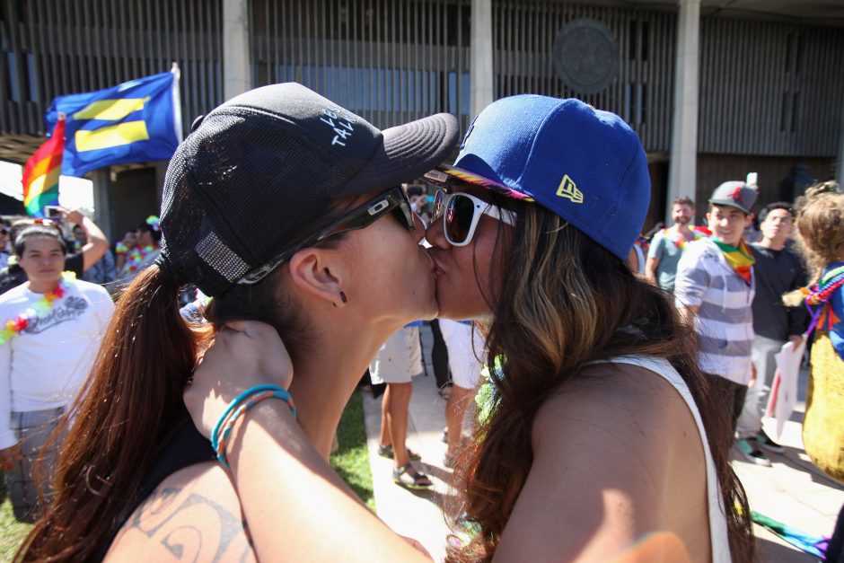 Už bučinį į areštinę patekusiai lesbiečių porai – solidi kompensacija