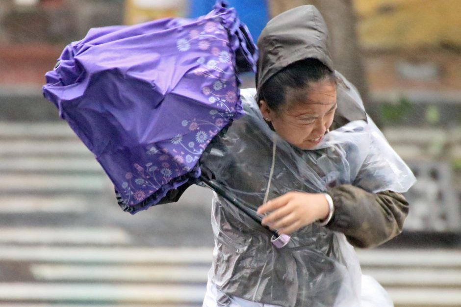 Kinijoje siaučiant taifūnui „Lekima“ žuvo mažiausiai 49 žmonės