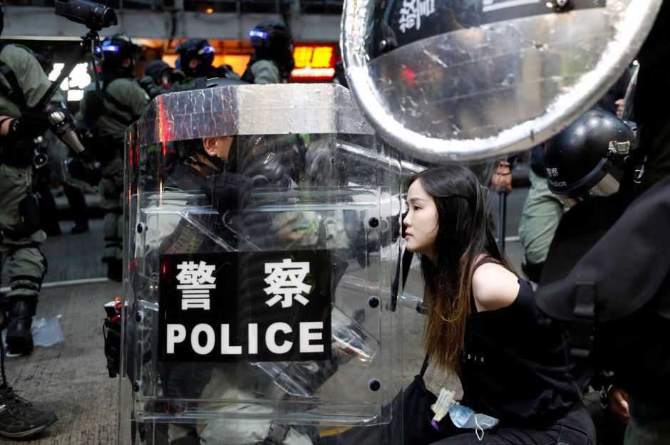 Honkonge policija į protestuotojus vėl paleido ašarines dujas
