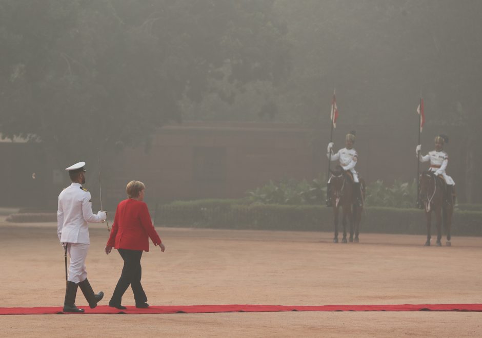 Smogo gaubiamame Delyje viešinti A. Merkel kaukės neužsidėjo