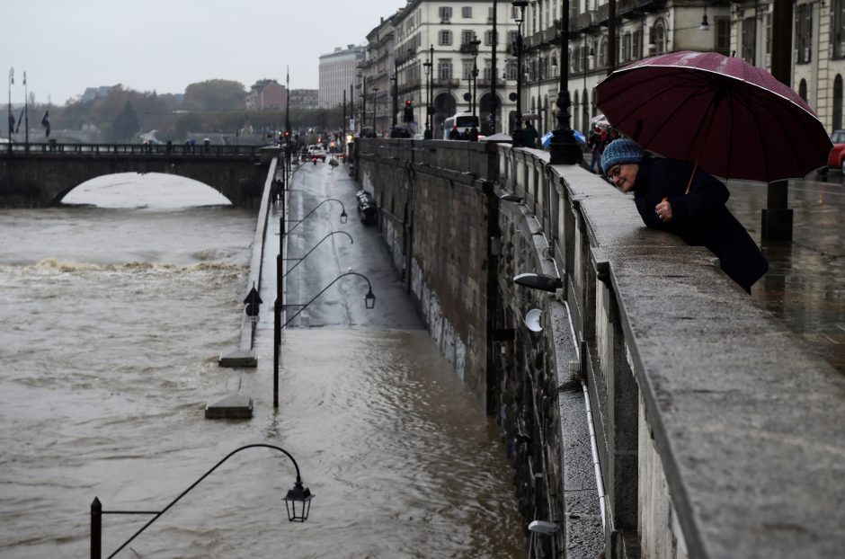 Per potvynius Prancūzijoje žuvo du žmonės, Italijoje sugriuvo greitkelis
