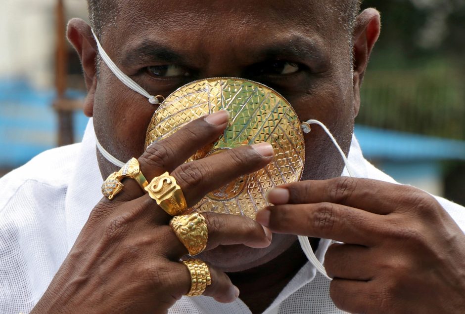 Indas nuo koronaviruso saugosi dėvėdamas auksinę kaukę