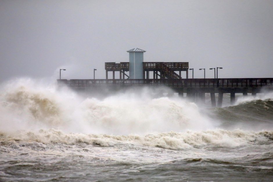 Uraganas „Sally“ talžė JAV pakrantę: teko gelbėti šimtus žmonių