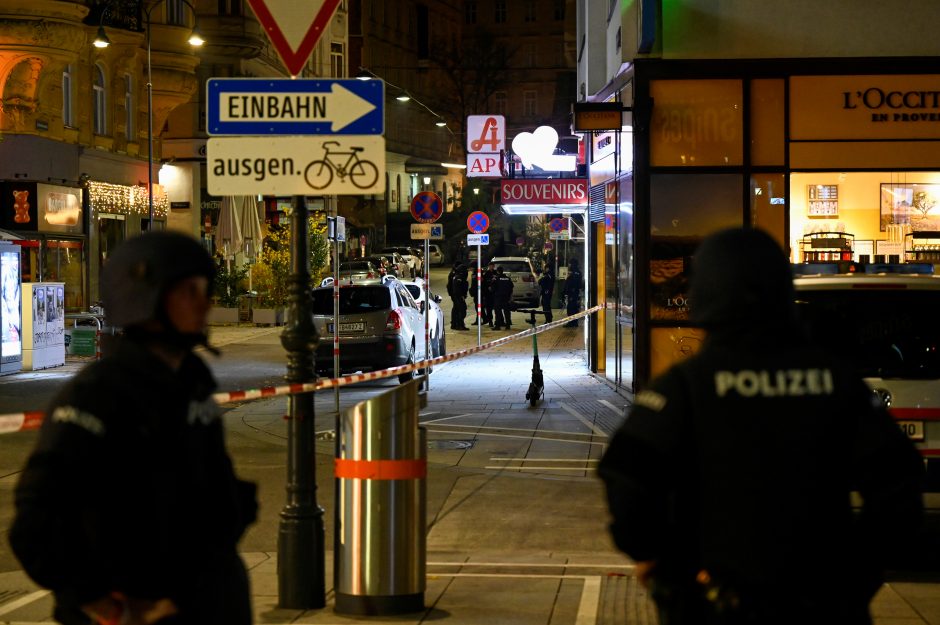 Vienoje per teroro išpuolį žuvo trys žmonės, keliolika sužeista