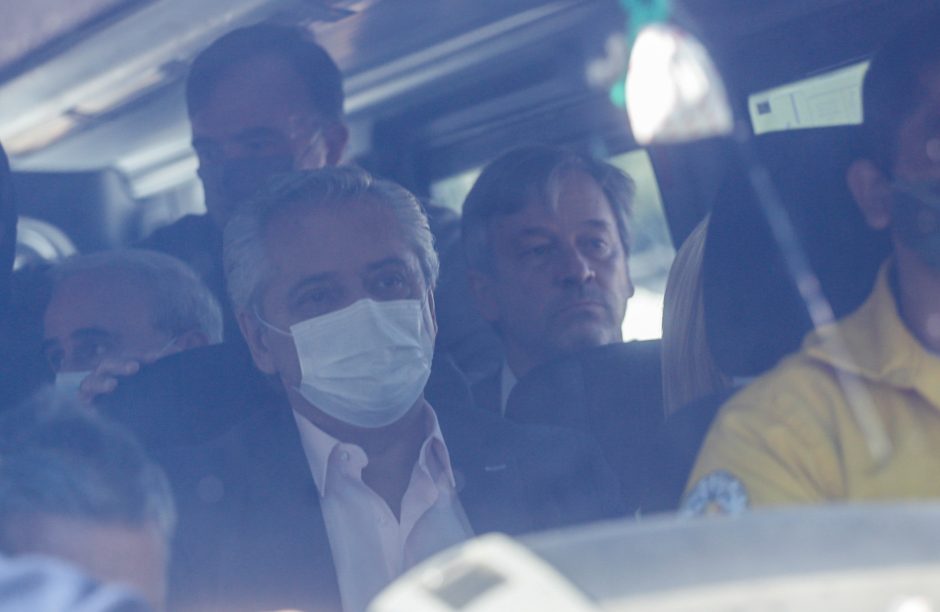 Argentinoje protestuotojai puolė autobusą, kuriuo važiavo šalies prezidentas
