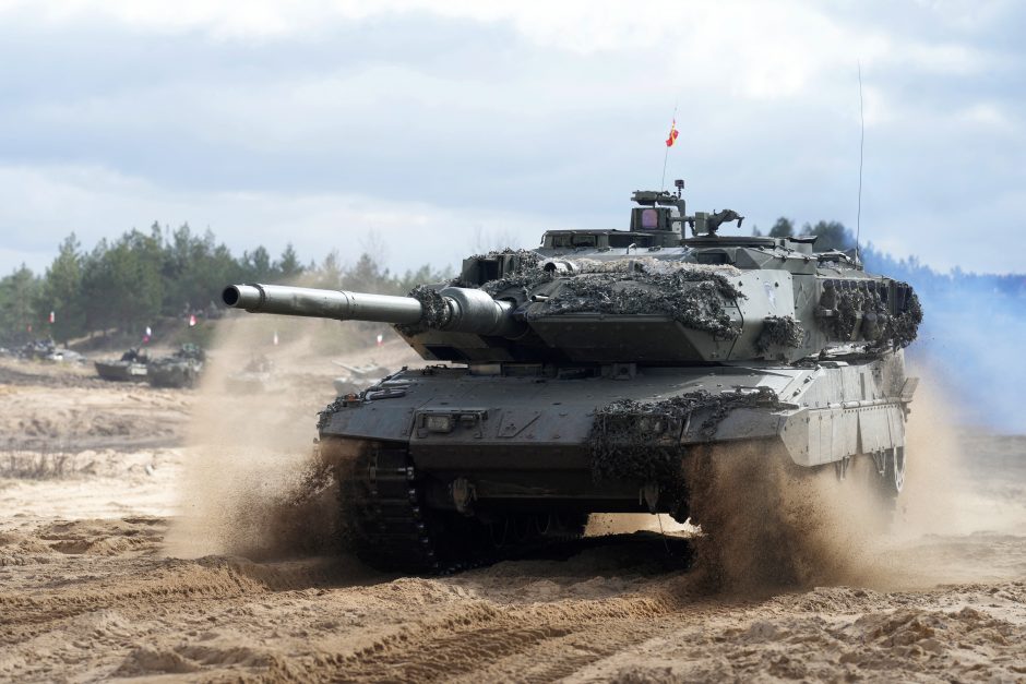 Kanada pristatė Ukrainai žadėtus aštuonis kovinius tankus