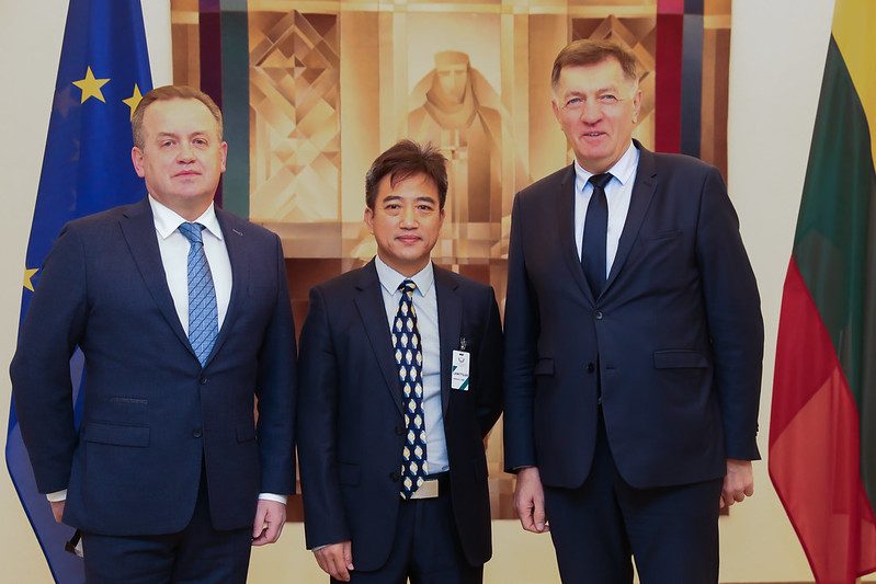 Tarp Pekino ir Vilniaus tvyrant įtampai, keli Seimo nariai susitiko su Kinijos diplomatu