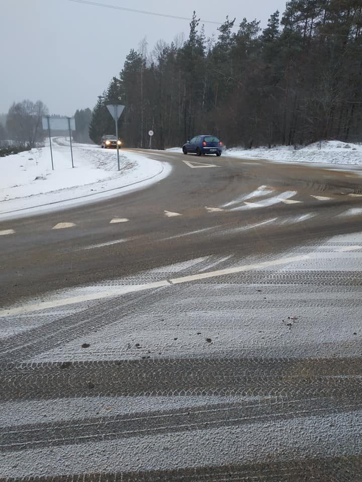 Vilniaus rajone susidūrė trys mašinos, nukentėjo keleivė