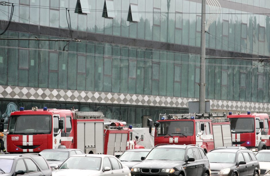 Išgąsdino ugnis kavinėje: Vilniuje evakuotas biurų pastatas