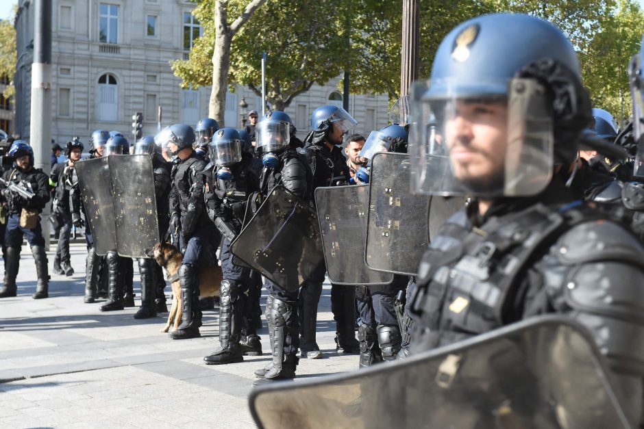 Paryžiuje – vėl neramu: protestuotojus policija vaikė ašarinėmis dujomis