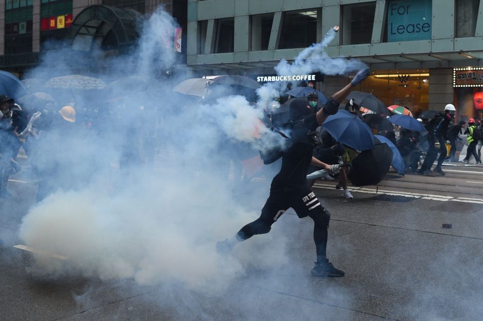 Honkonge policija į protestuotojus vėl paleido ašarines dujas