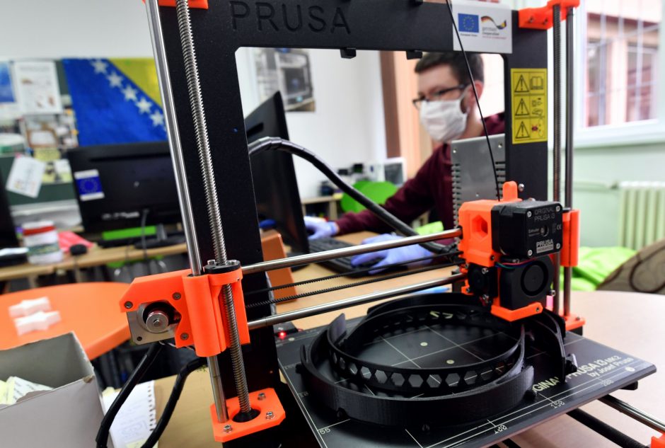Bibliotekos pradėjo 3D spausdinti apsauginius skydus medikams