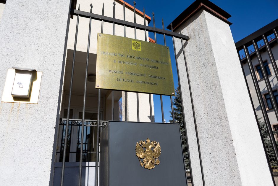 URM: Rusijos ambasada išlaikys esamą pavadinimą ir pažeminus diplomatinį atstovavimą