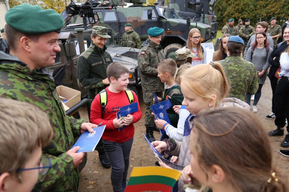 Lietuvoje dislokuoti NATO kariai Šakiuose rengia prisistatymą