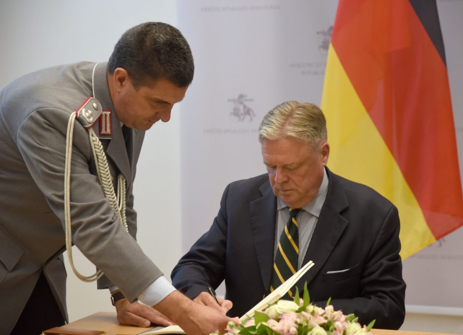 Lietuva ir Vokietija pasirašė susitarimą dėl laikino karių buvimo