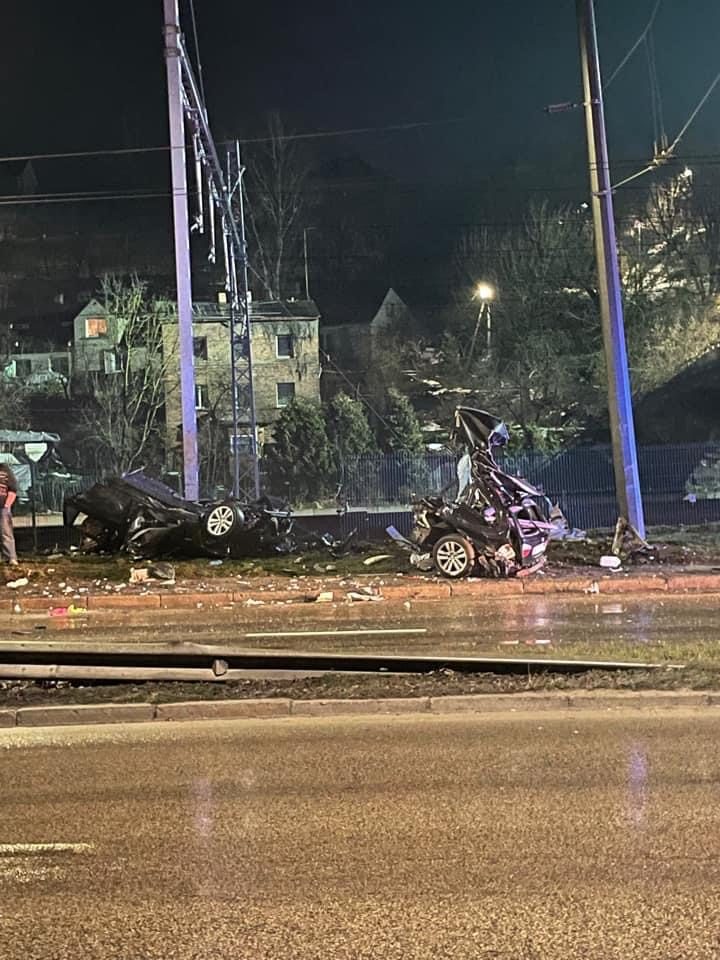 Kaune – kraupi avarija: nuo smūgio BMW virto metalo laužu, 19-metė keleivė žuvo vietoje
