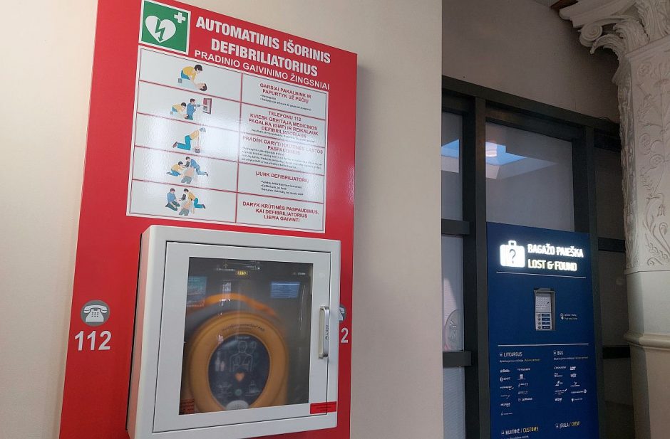 Šalies oro uostų keleivių terminaluose – 15 naujų automatizuotų defibriliatorių