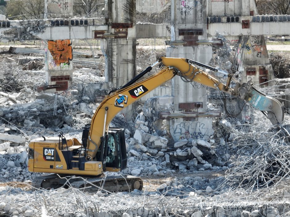Vilniuje pradėtos sprogdinti senos stadiono konstrukcijos: dėl sprogimų įspėtos tarnybos