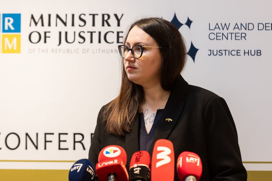 Teisingumo ministrės E. Dobrovolskos komandą palieka atstovė spaudai