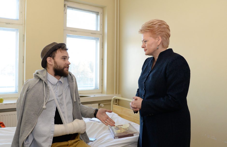 Gydytis į Vilnių atskraidintas Euromaidano dalyvis, jį aplankė prezidentė