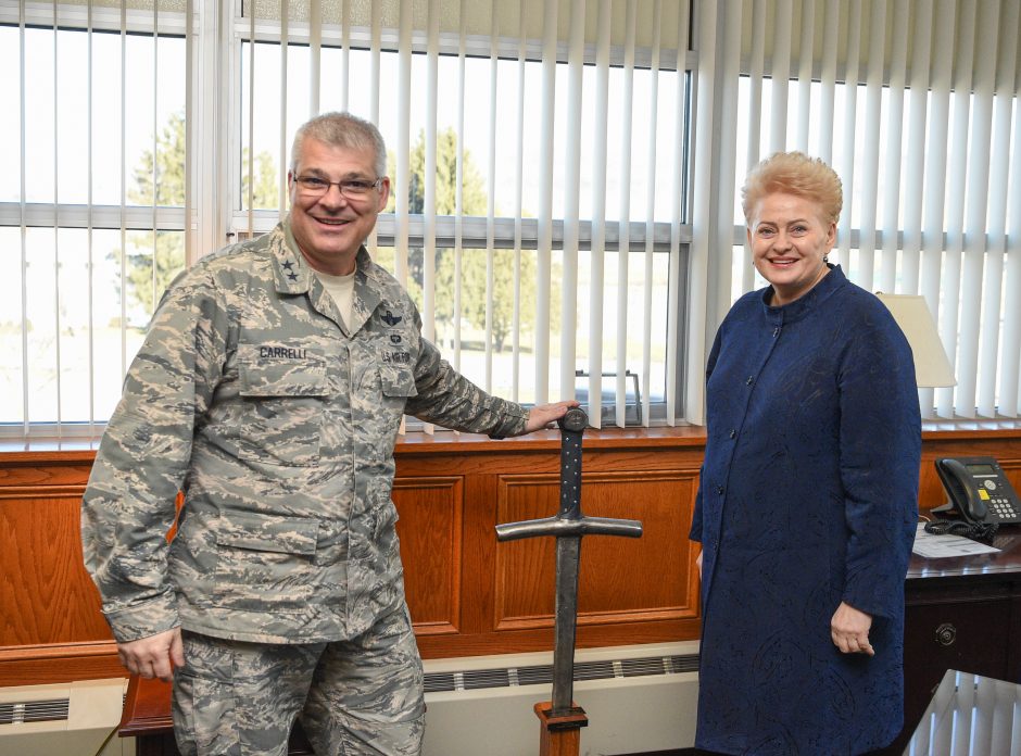 Prezidentė ragina JAV aktyviai įsitraukti į karines pratybas Lietuvoje