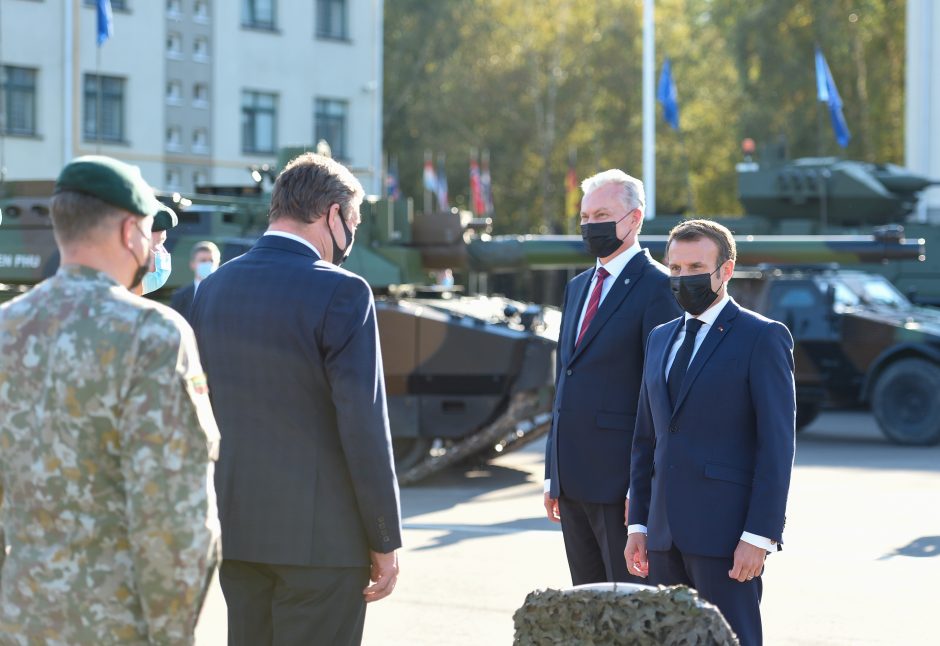 G. Nausėda ir E. Macronas atvyko į Ruklą aplankyti karių