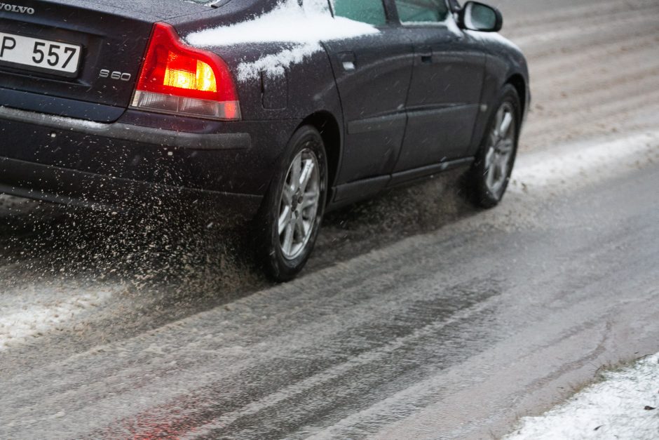 Įspėja vairuotojus: keliuose dar yra sniego provėžų