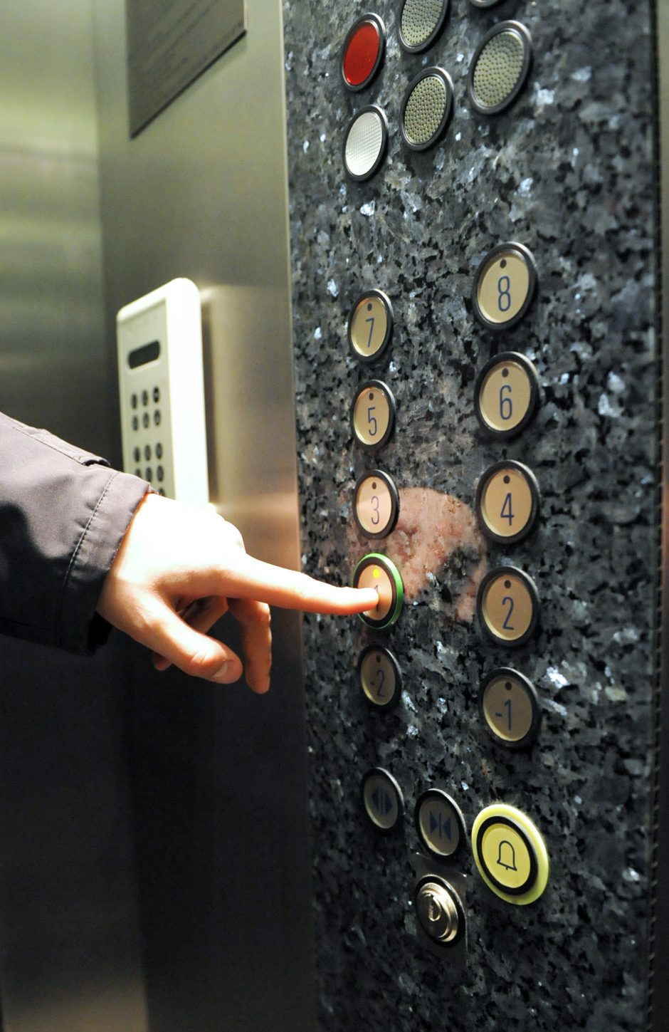 Kas nutinka krintant liftui?