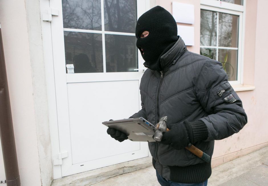 Vilniuje iš namo pavogti trys ginklai, juvelyriniai dirbiniai ir pinigai